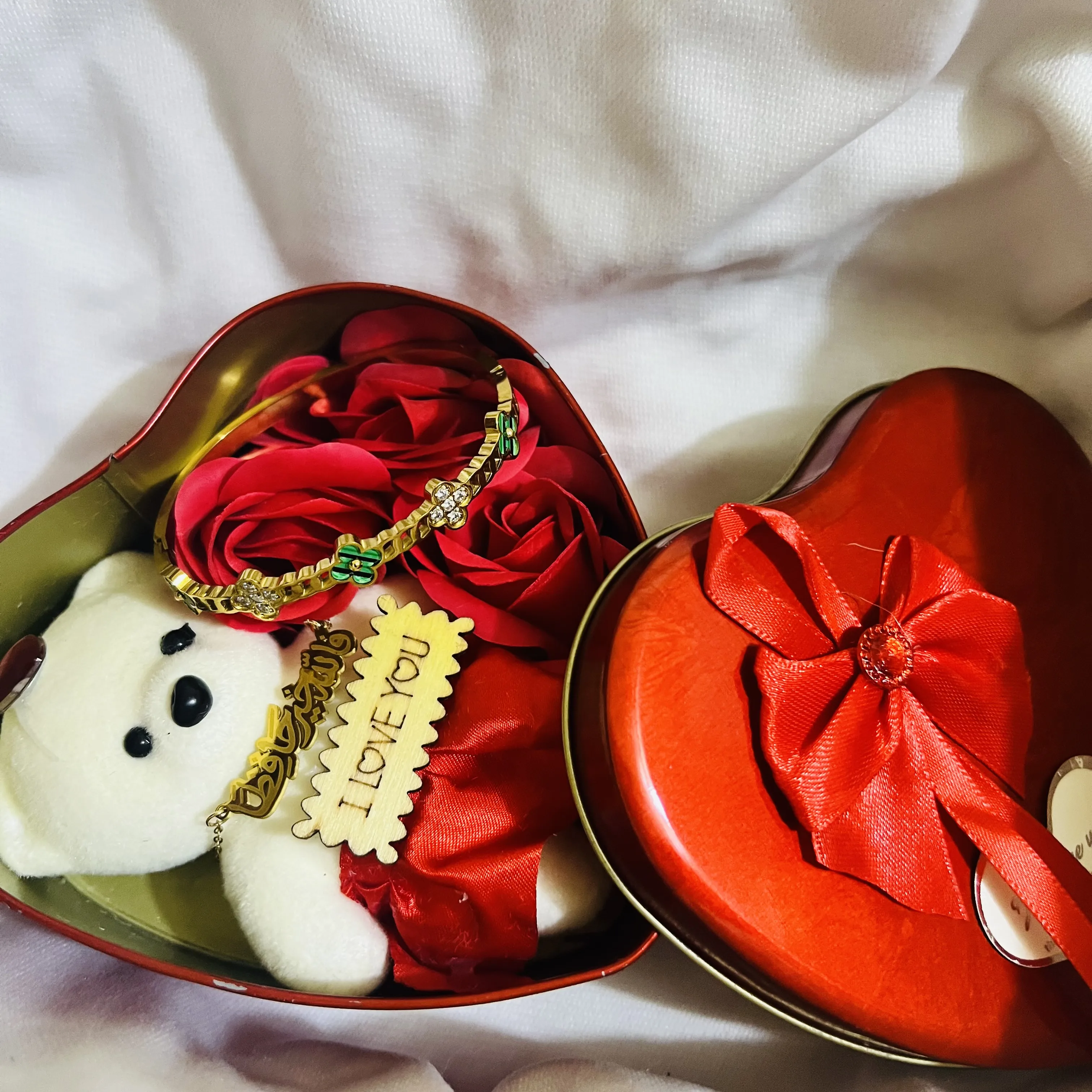 سوار + قلادة + علبة