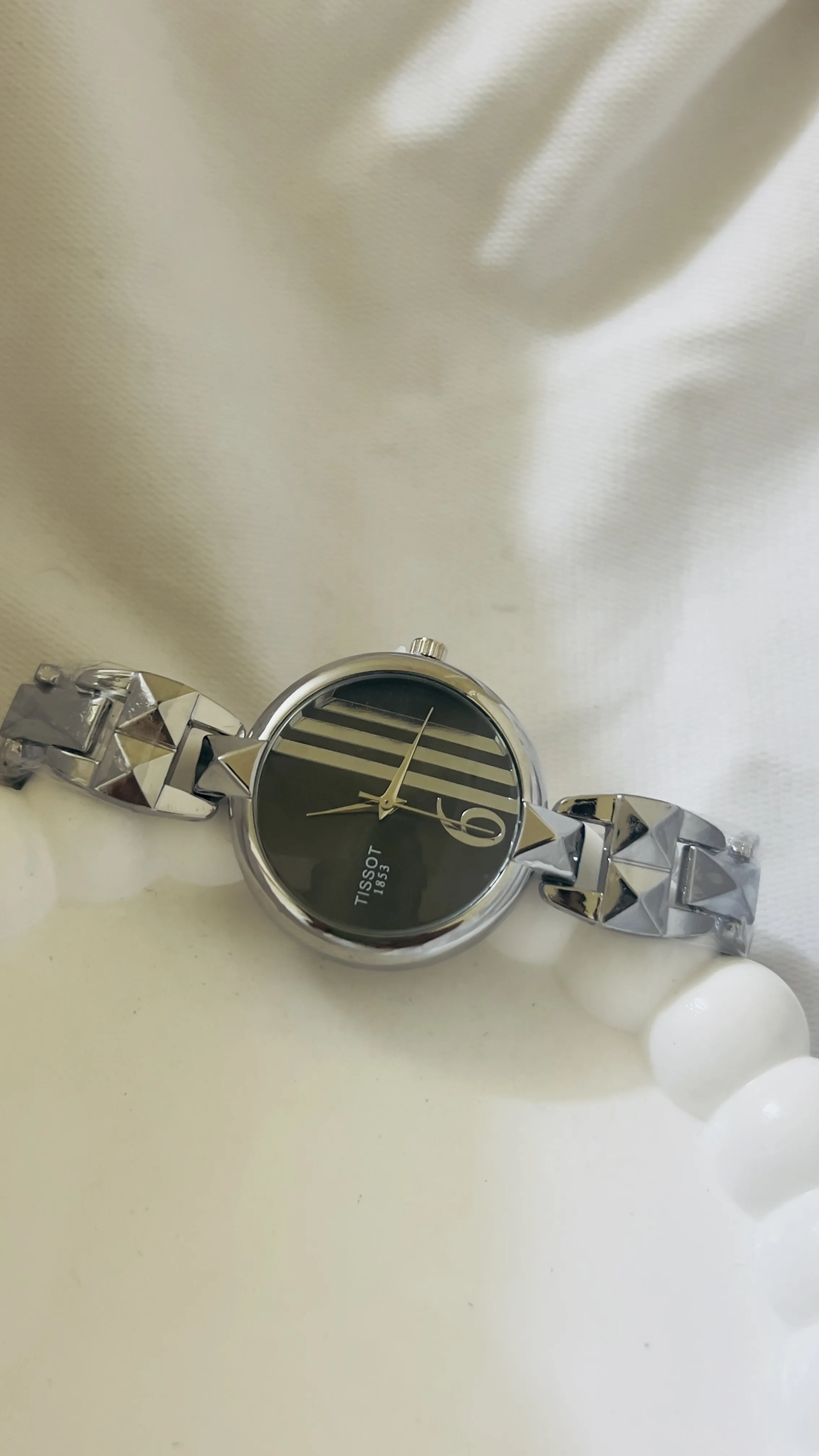 ساعة معدنية